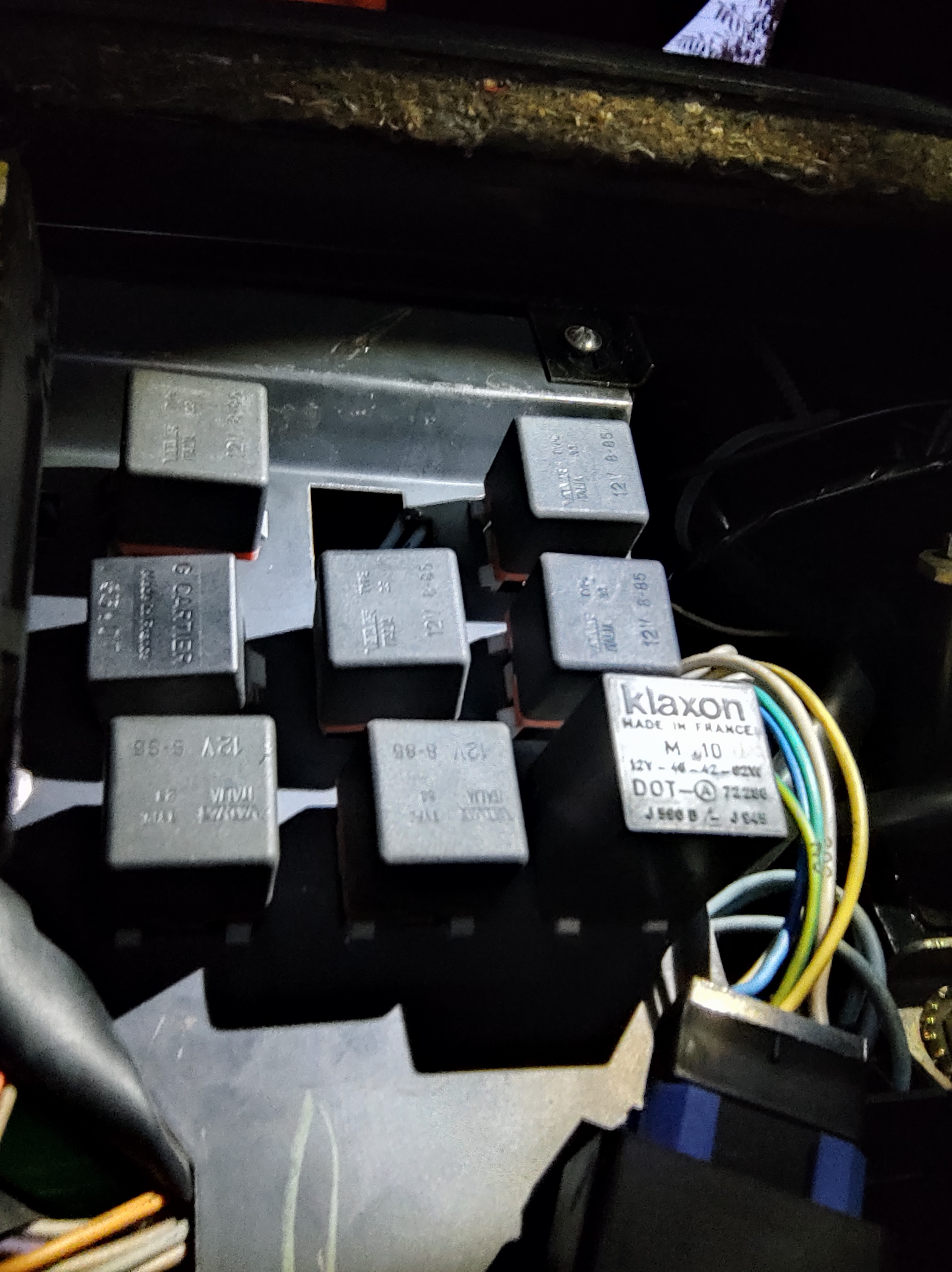 boitier relais sous tableau de bord.jpg