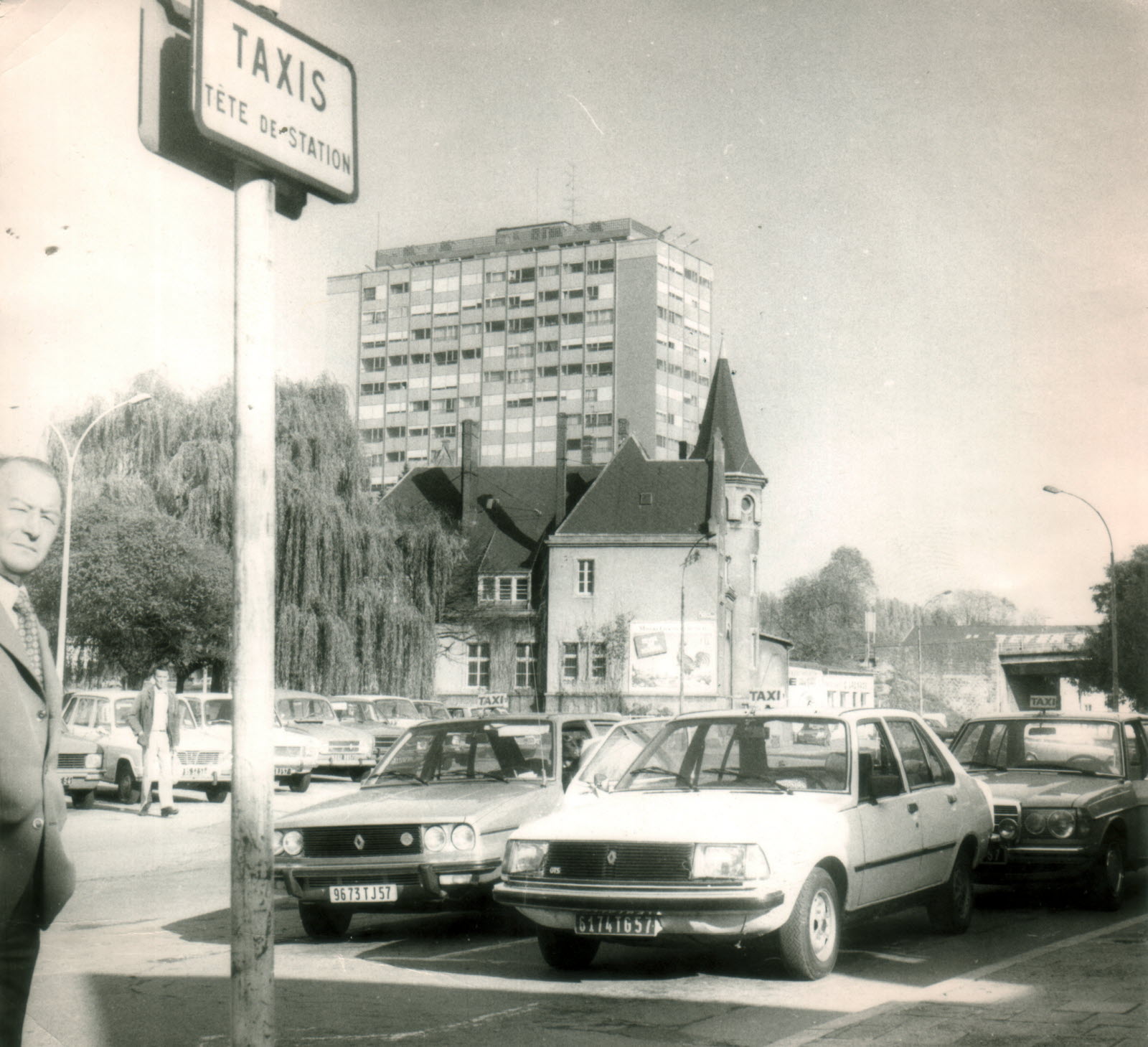 la-gare-des-taxis-sur-la-place-de-la-gare-a-la-fin-des-annees-70-voire-au-debut-des-annees-80-photos-archives-rl-1634542390 (1).jpg